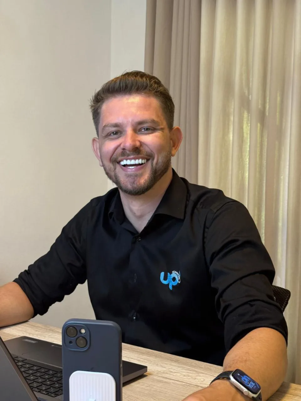 Consultor da ComercialUP em reunião de apresentação comercial